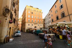 Piazza del Teatro di Pompeo, Rome